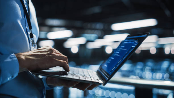 data center programmer using digital laptop computer, maintenance it specialist. cloud computing server farm system administrator working on cyber security for iaas, saas, paas. closeup focus on hands - 数字化 個照片及圖片檔