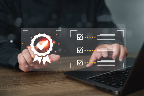 sign of the top service quality assurance concept,businessman hand shows the sign of the top service quality assurance on virtual screen and use laptop mark check rating to the service experience - 软件定制开发 個照片及圖片檔