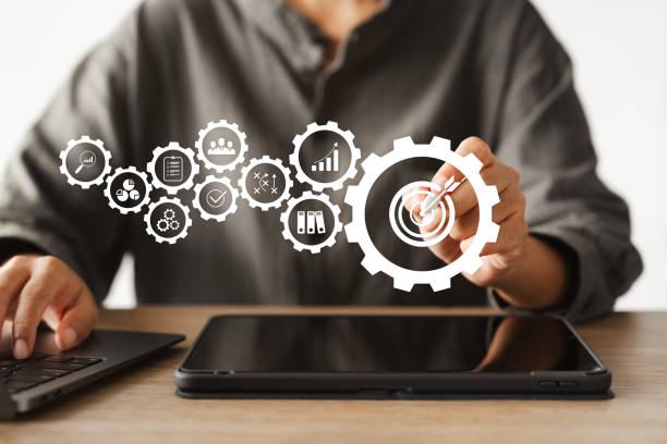 businesswoman touching target icon, achieve excellence in business operations, strategic workflow management our high performance solutions drive success through quality control and problem solving. - 软件定制开发 個照片及圖片檔