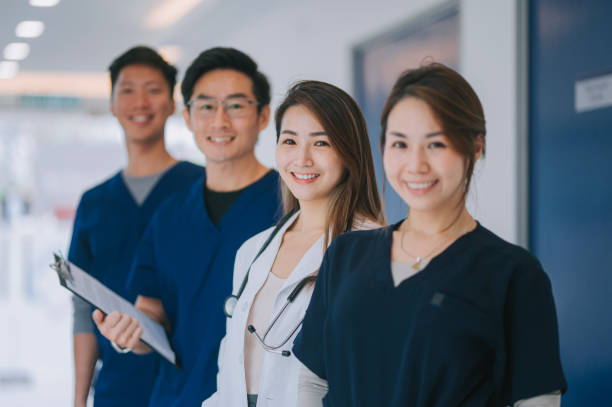 portrait asian chinese doctors nurses in a row - 医疗 個照片及圖片檔