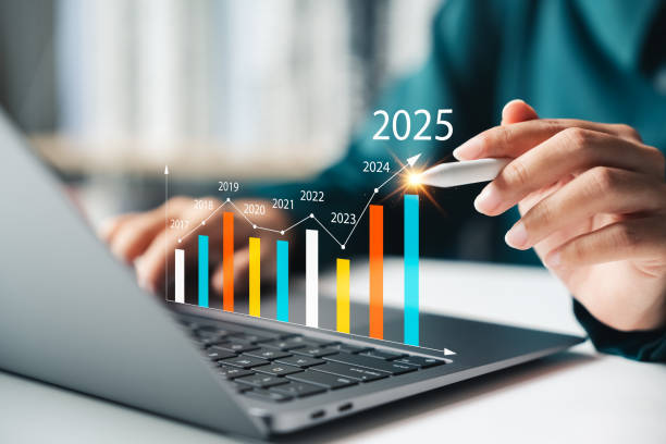businesswoman analyze the profitability of companies using digital graphs, positive trends for 2025. - 营销 個照片及圖片檔