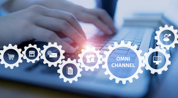 omnichannel marketing concept. digital online marketing commerce sale. for customer engagement by integrated online and offline channels. person working on computer with the icons of omni channel. - 系统定制开发 個照片及圖片檔